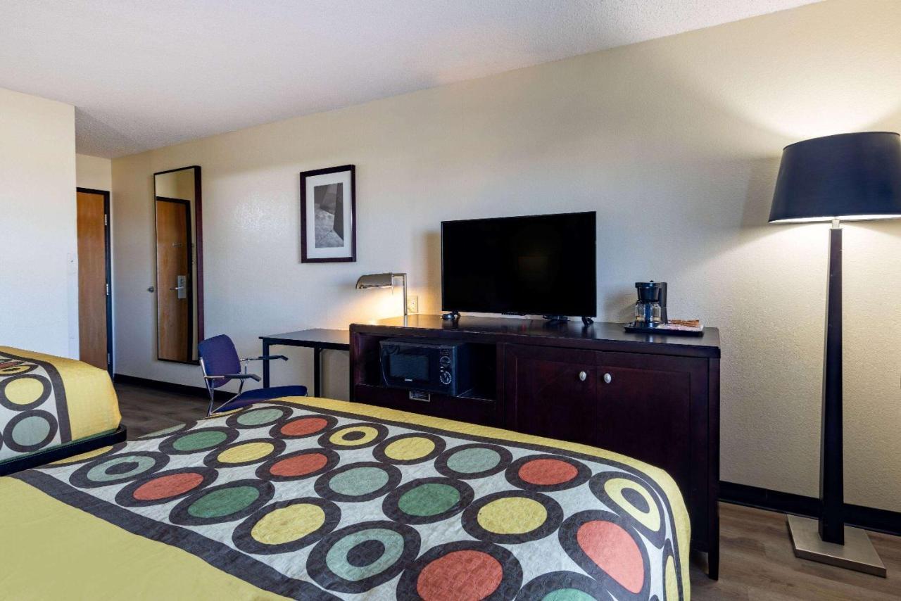 Super 8 By Wyndham El Dorado Hotel Екстериор снимка
