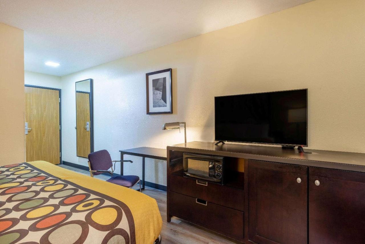 Super 8 By Wyndham El Dorado Hotel Екстериор снимка