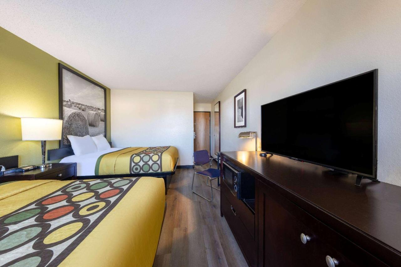 Super 8 By Wyndham El Dorado Hotel Екстериор снимка