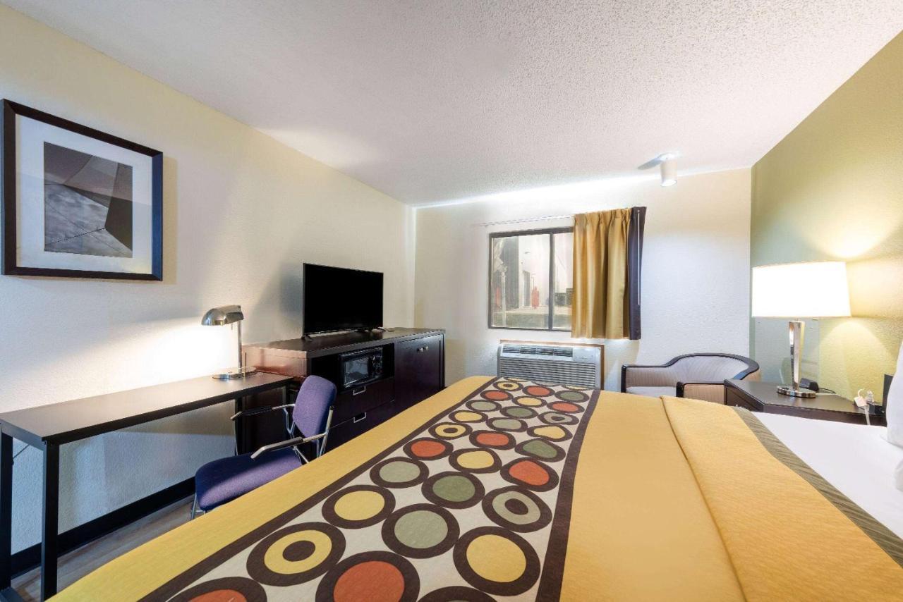 Super 8 By Wyndham El Dorado Hotel Екстериор снимка
