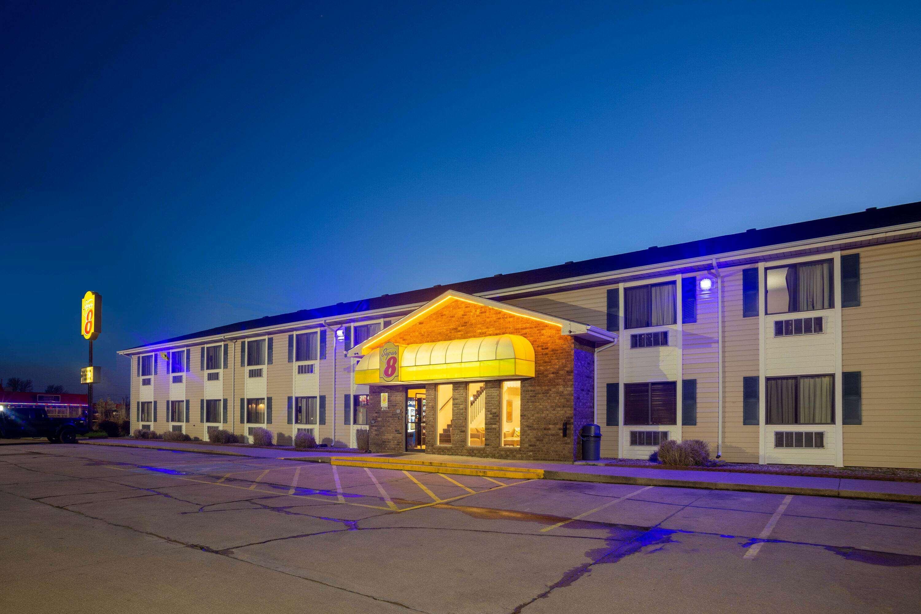 Super 8 By Wyndham El Dorado Hotel Екстериор снимка