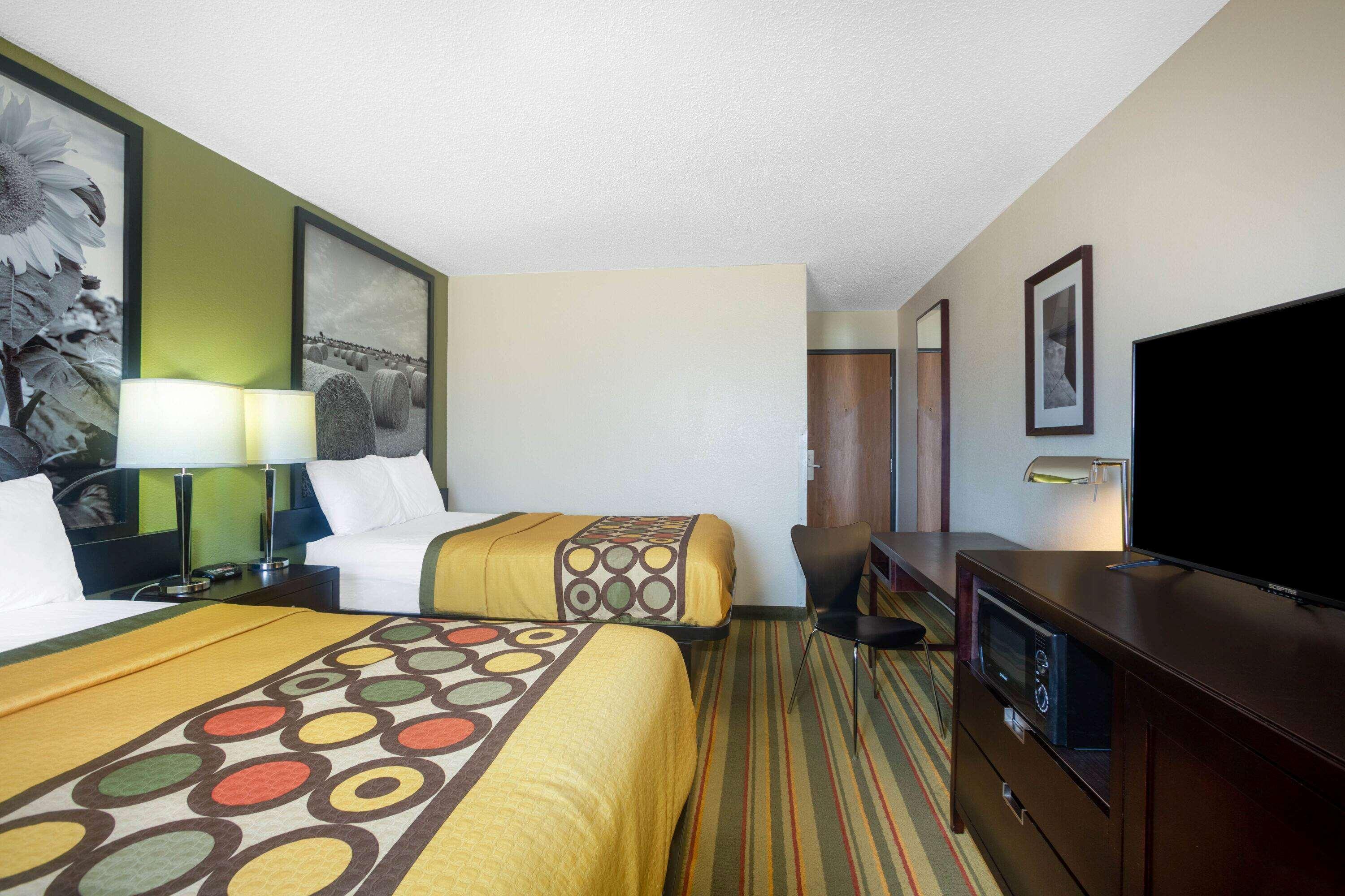 Super 8 By Wyndham El Dorado Hotel Екстериор снимка